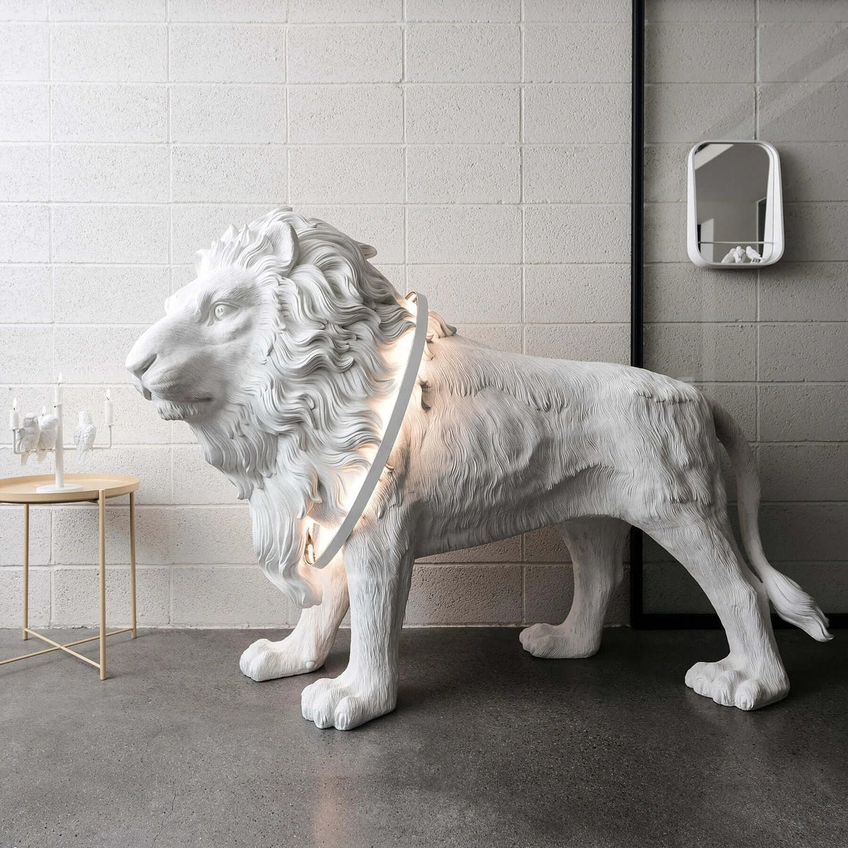Brynis Lion Sculpture lampada da terra