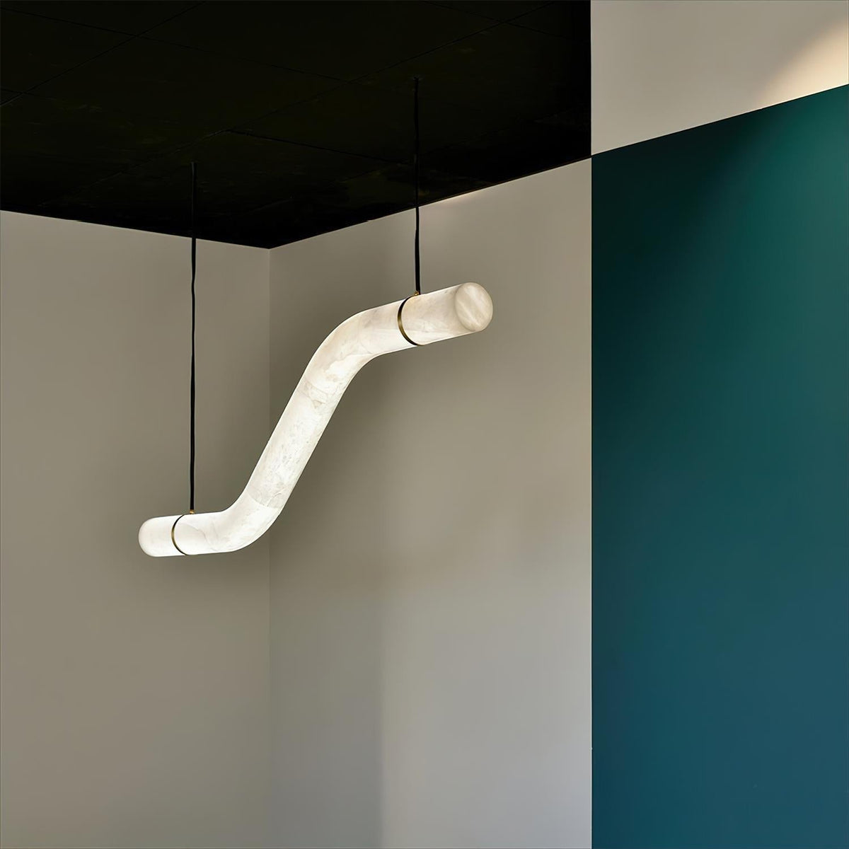 Liberty lampadario a striscia con silhouette curva in alabastro
