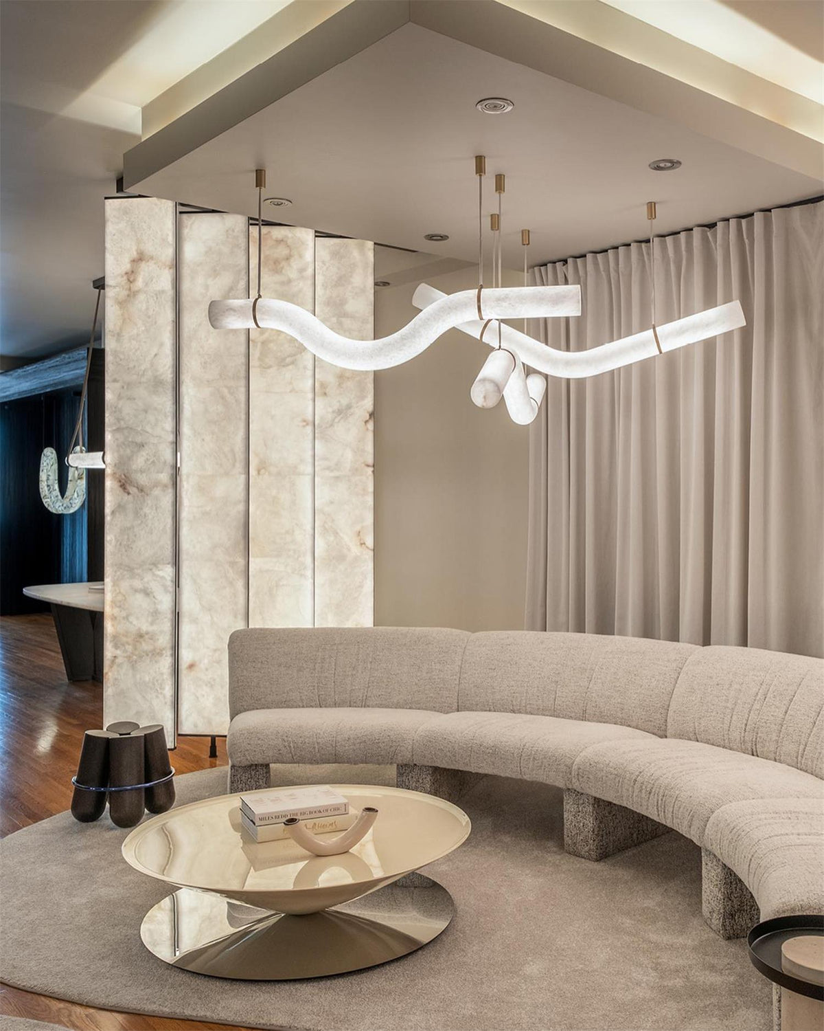 Liberty lampadario a striscia con silhouette curva in alabastro