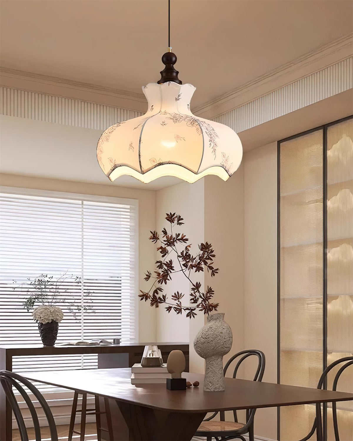 Lampada a sospensione in metallo e legno con tessuto vintage floreale elegante