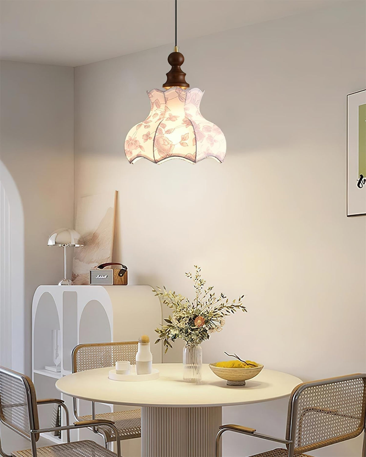 Lampada a sospensione in metallo e legno con tessuto vintage floreale elegante