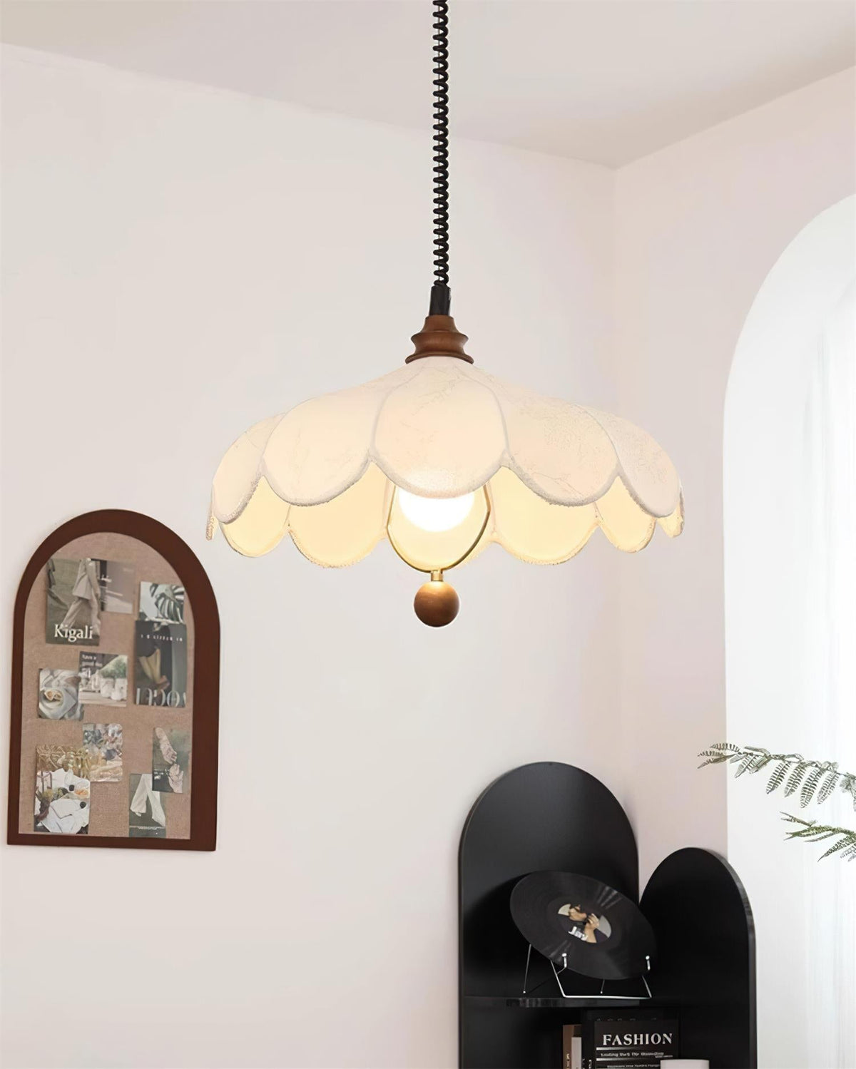 Lampada a sospensione Petals con motivo floreale vintage ed eleganza francese