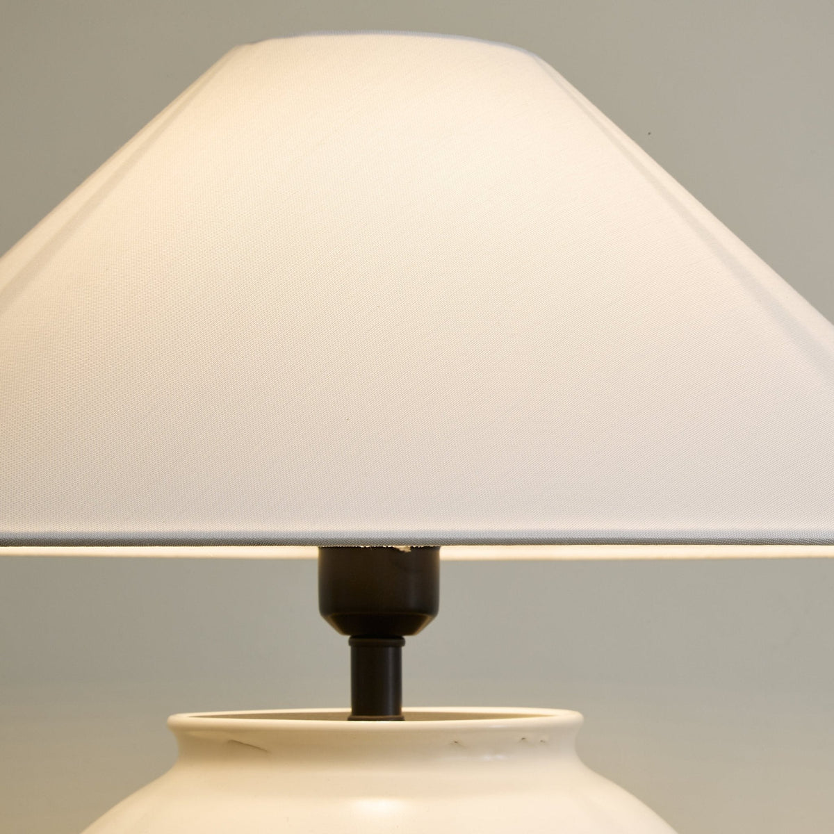 Serinina lampada da tavolo in tessuto classico