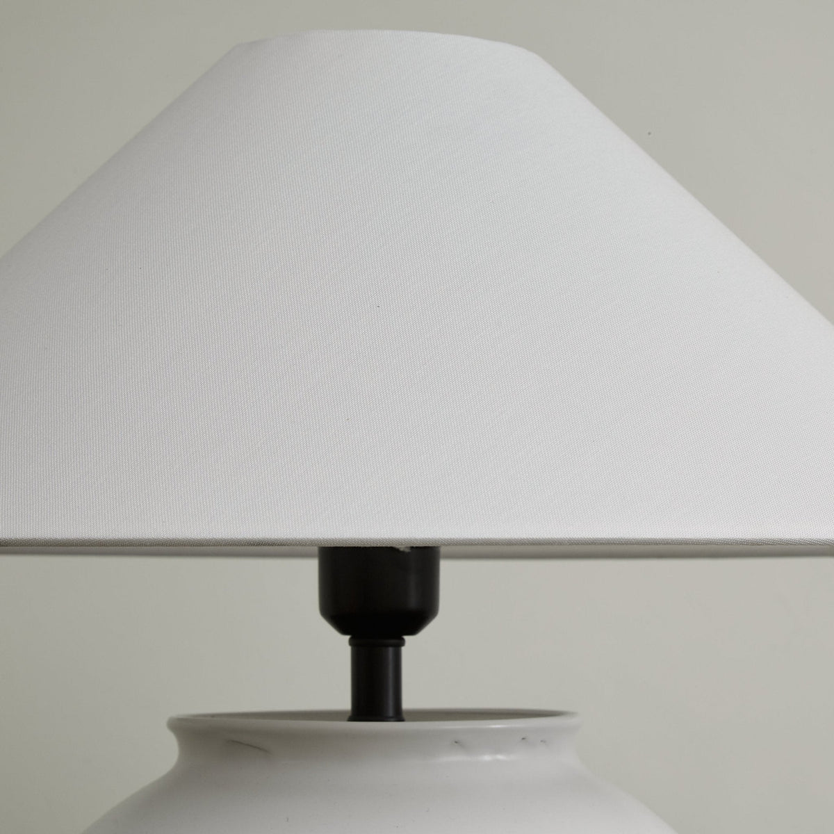 Serinina lampada da tavolo in tessuto classico