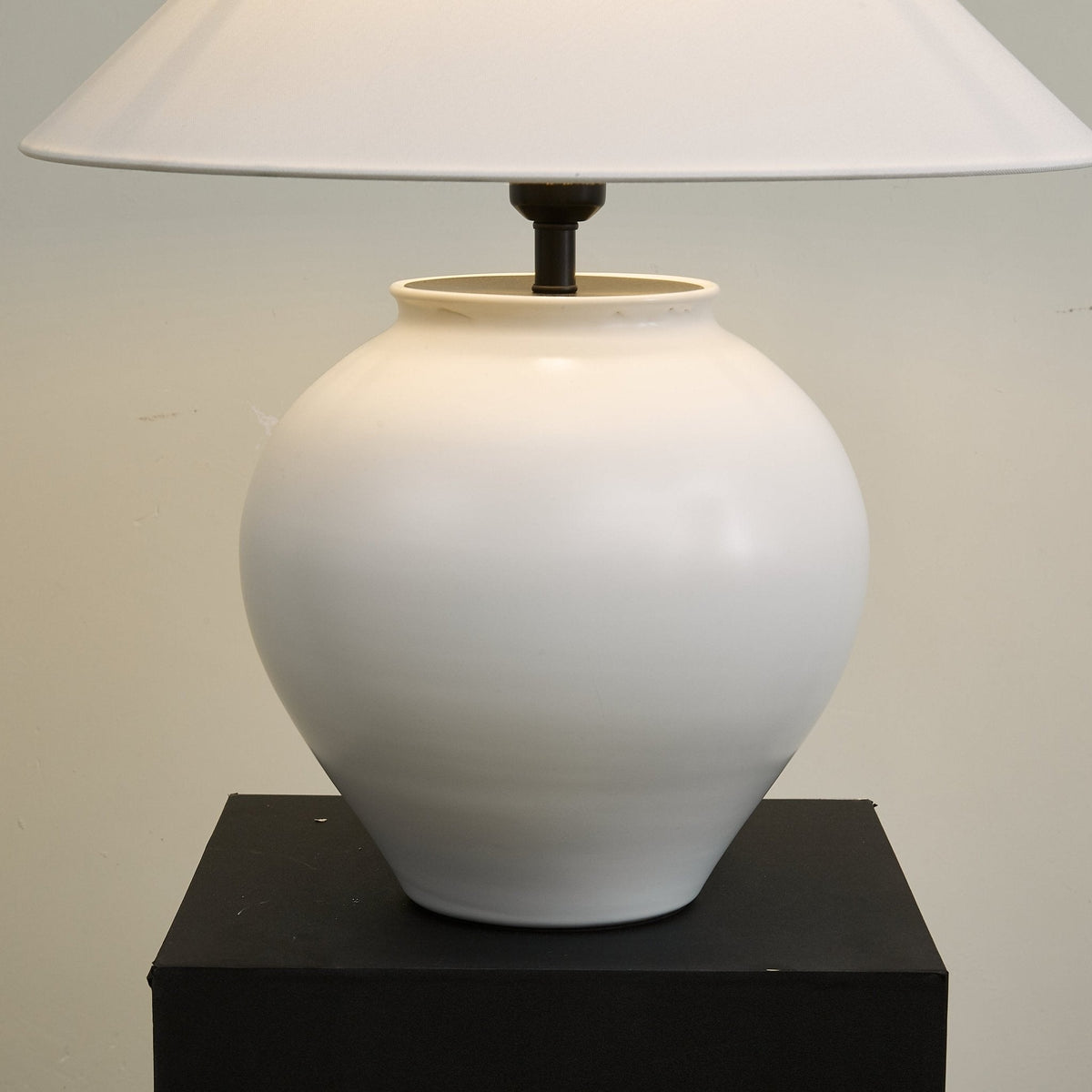 Serinina lampada da tavolo in tessuto classico