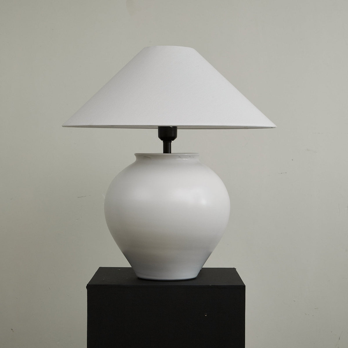 Serinina lampada da tavolo in tessuto classico