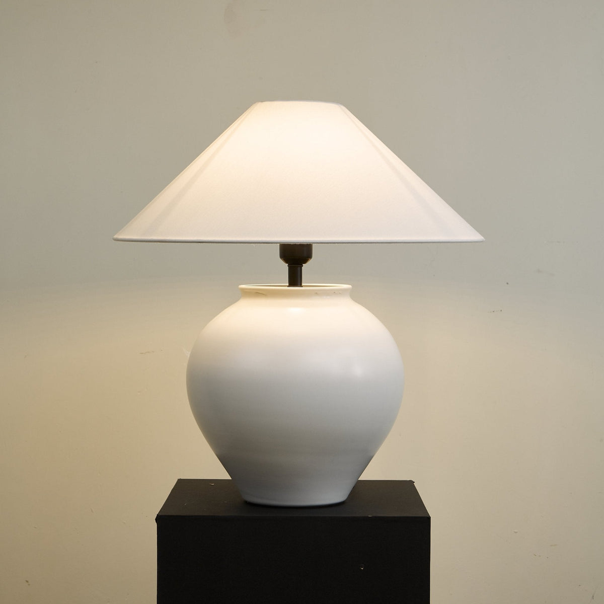 Serinina lampada da tavolo in tessuto classico