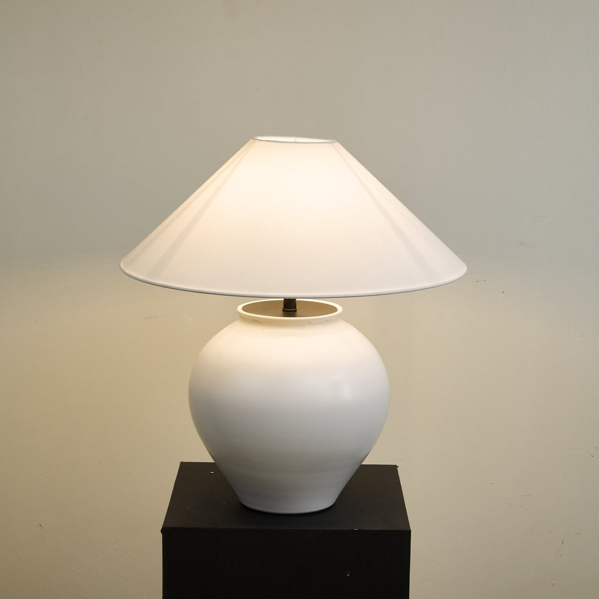 Serinina lampada da tavolo in tessuto classico