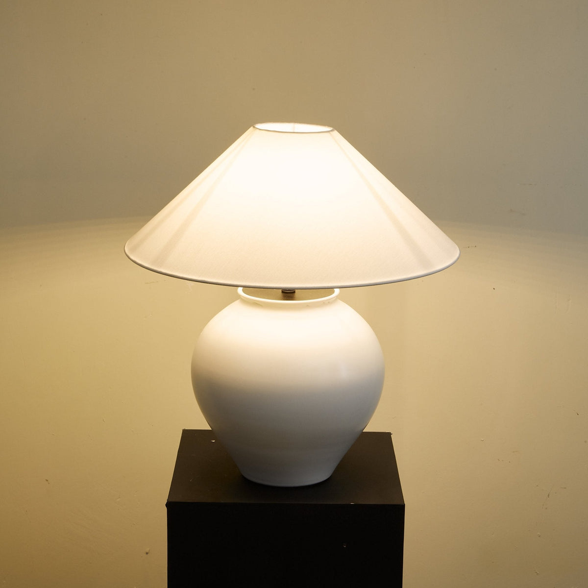 Serinina lampada da tavolo in tessuto classico