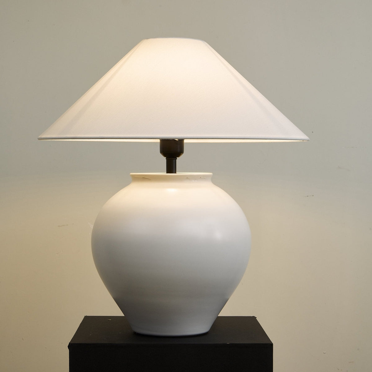 Serinina lampada da tavolo in tessuto classico
