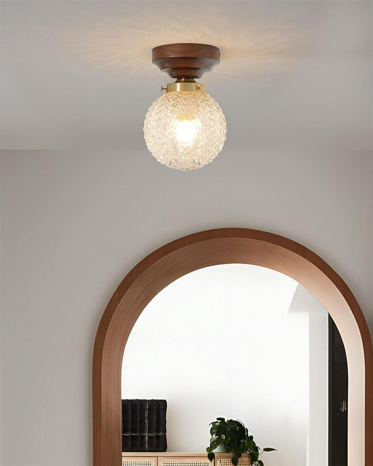 Lampada da soffitto in vetro chiaro, rosone in ottone e paralume sferico in legno noce