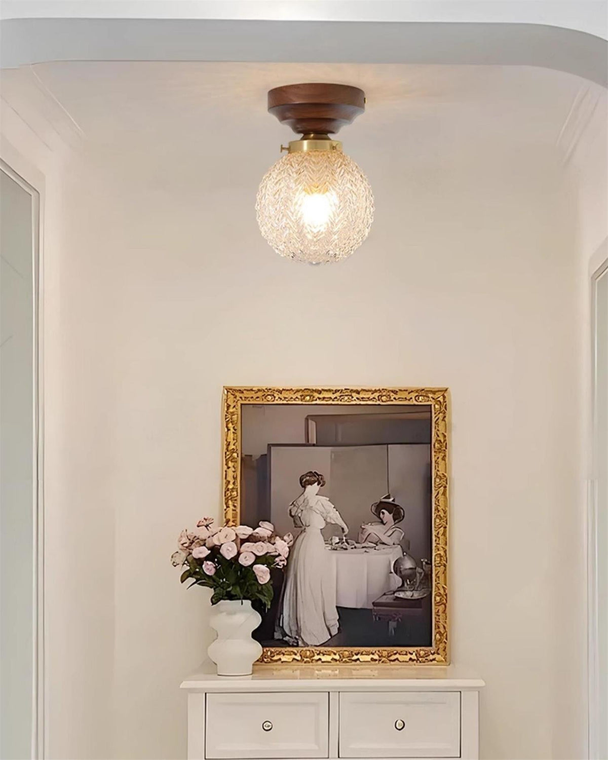 Lampada da soffitto in vetro chiaro, rosone in ottone e paralume sferico in legno noce