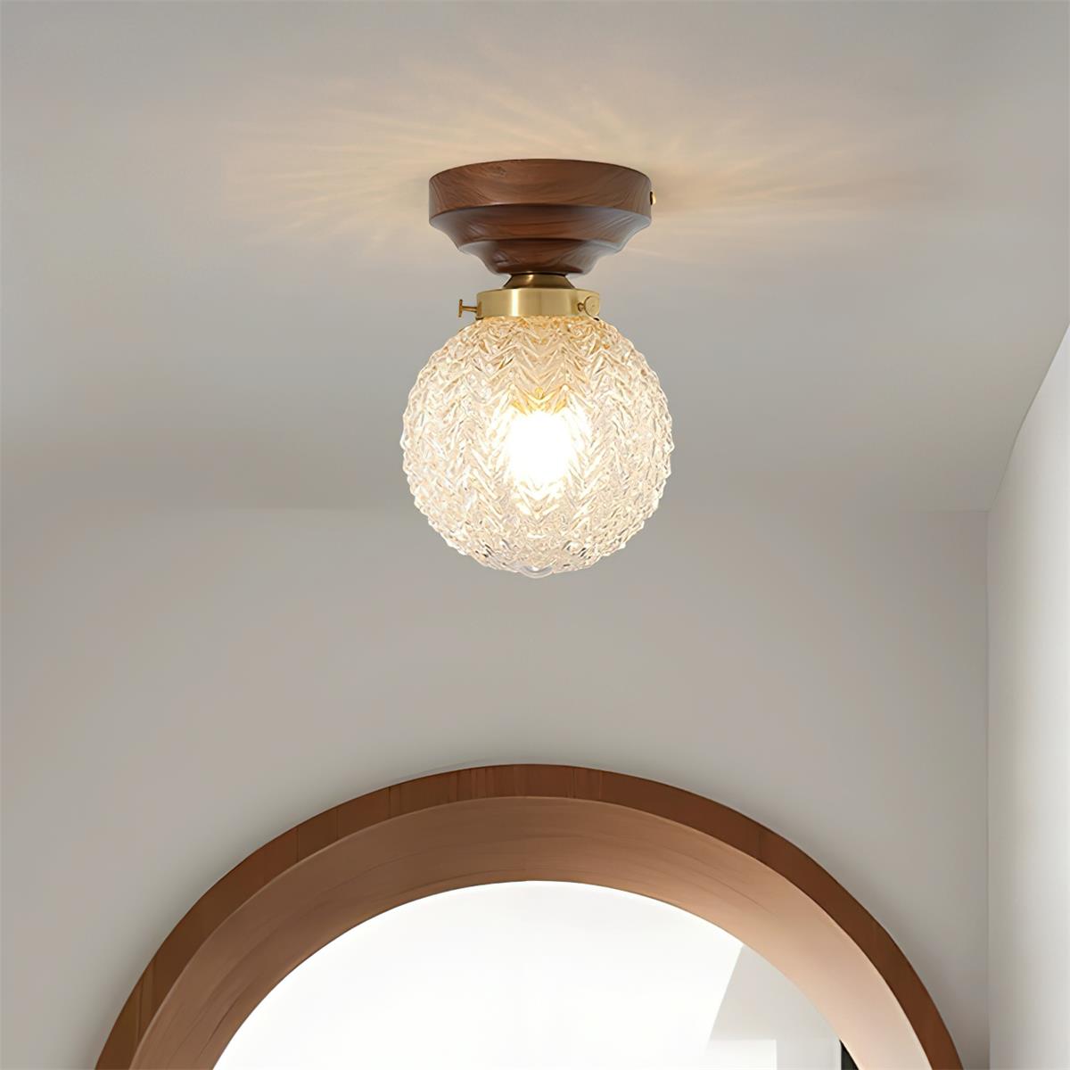 Lampada da soffitto in vetro chiaro, rosone in ottone e paralume sferico in legno noce