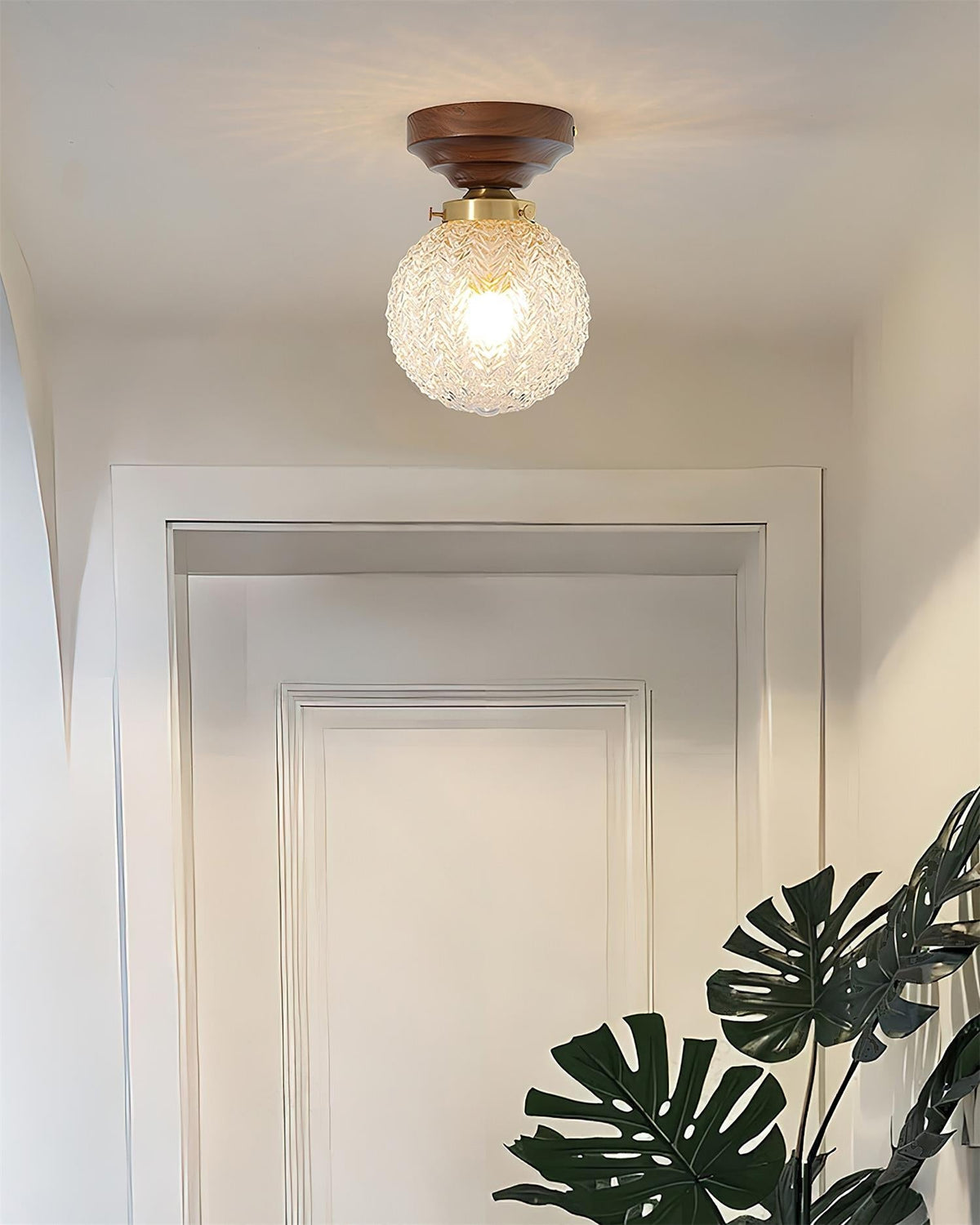 Lampada da soffitto in vetro chiaro, rosone in ottone e paralume sferico in legno noce