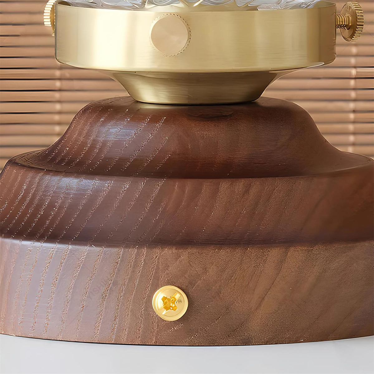 Lampada da soffitto in vetro chiaro, rosone in ottone e paralume sferico in legno noce