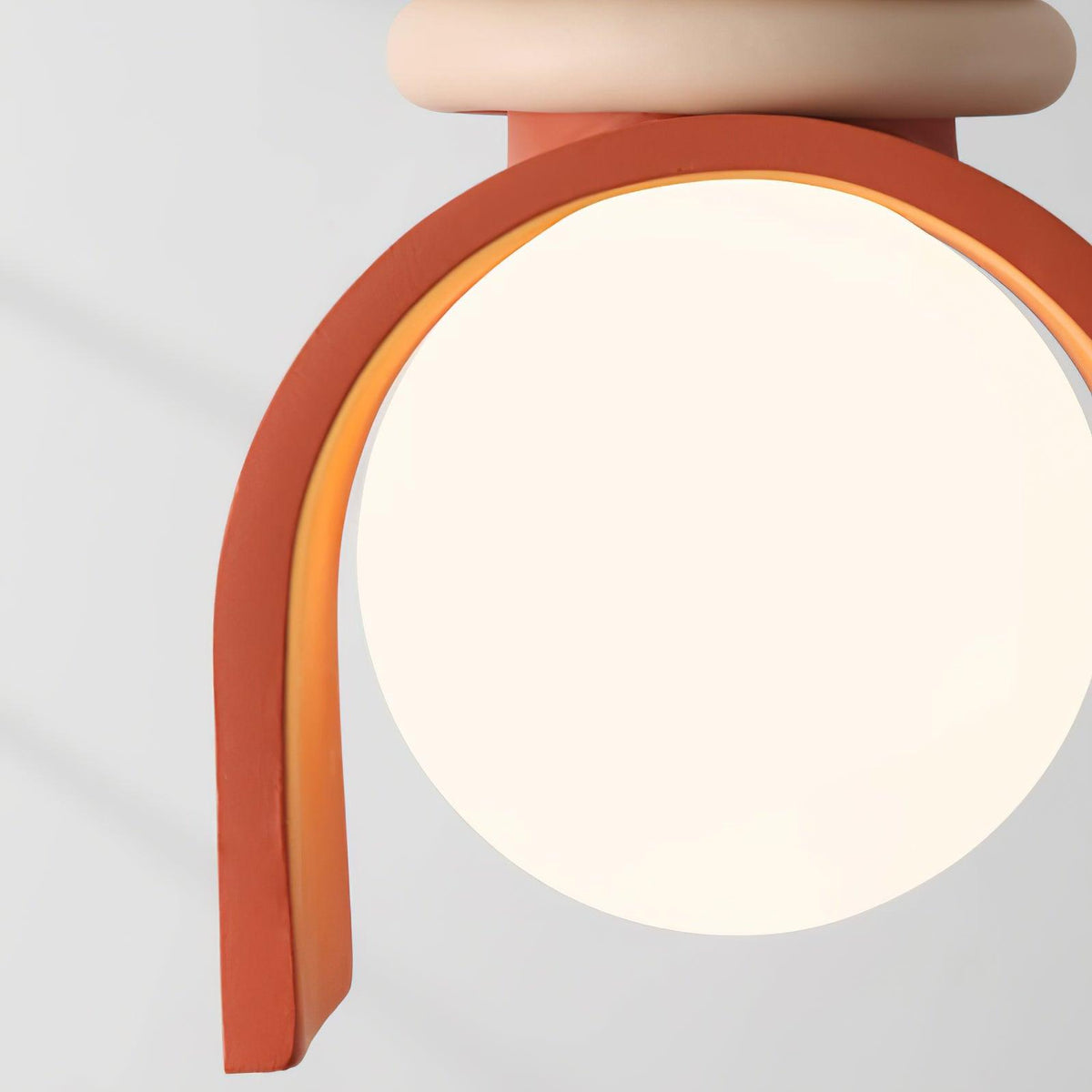 Lampada a sospensione con sfera in vetro per illuminare artisticamente le sale da pranzo