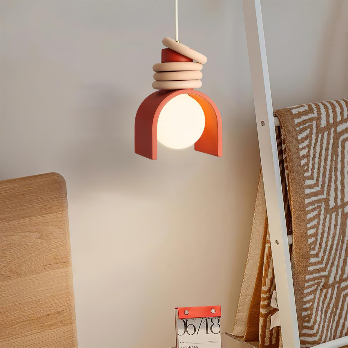 Lampada a sospensione con sfera in vetro per illuminare artisticamente le sale da pranzo