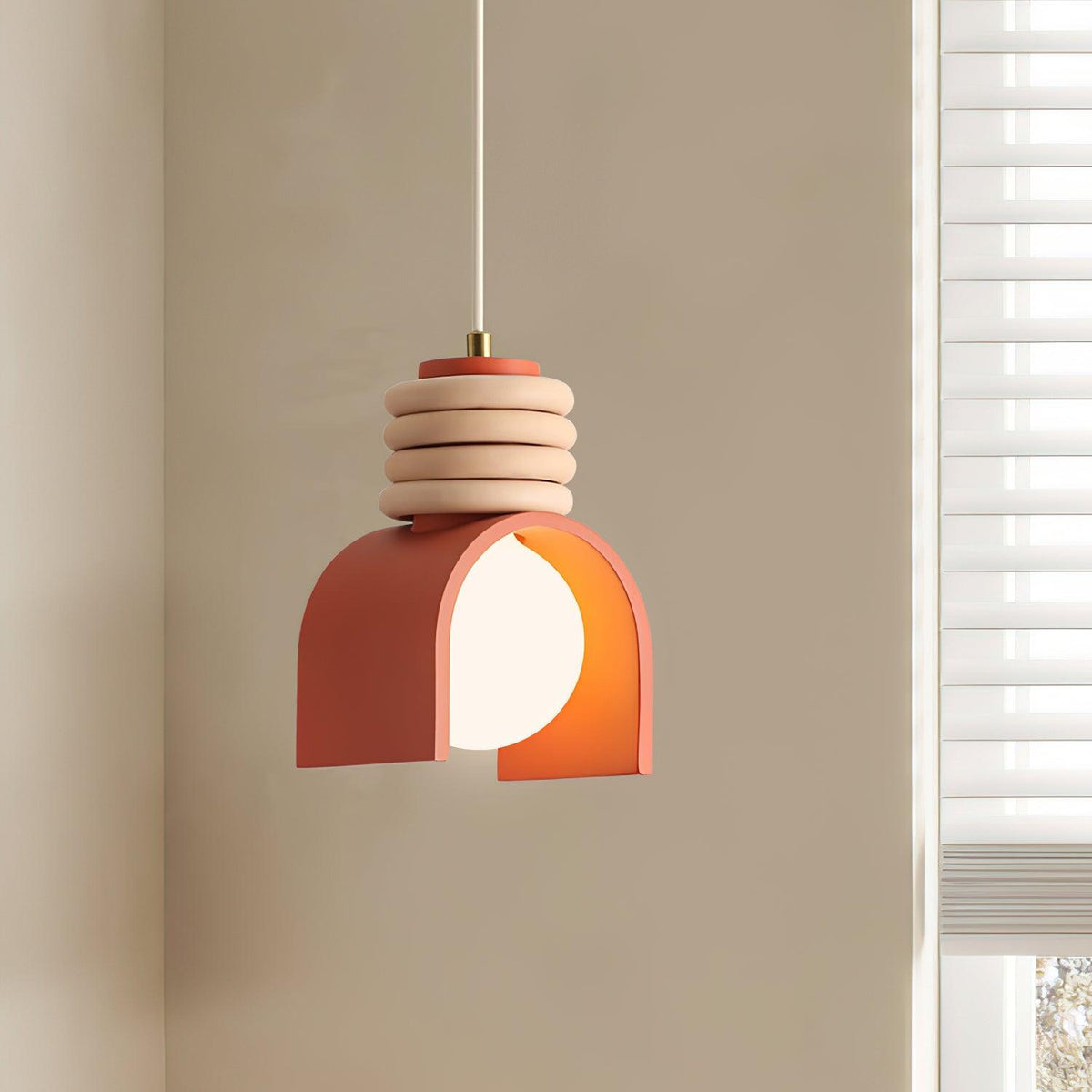 Lampada a sospensione con sfera in vetro per illuminare artisticamente le sale da pranzo