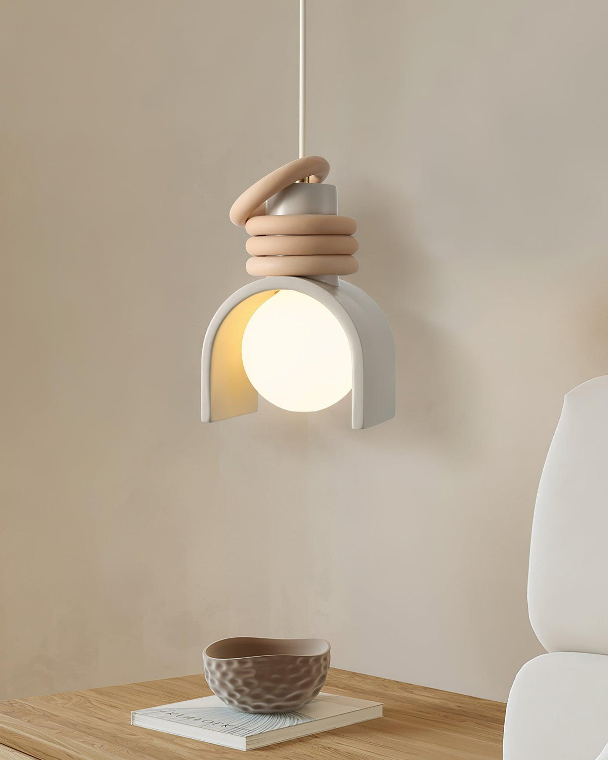 Lampada a sospensione con sfera in vetro per illuminare artisticamente le sale da pranzo