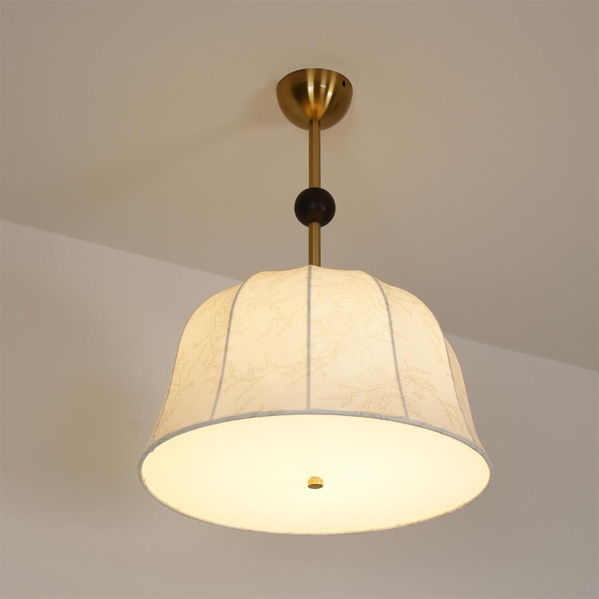 Lampada da soffitto in tessuto, metallo e legno per interni eleganti dal calore accogliente