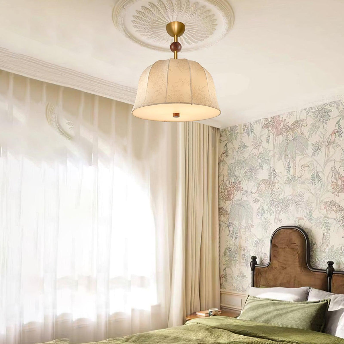 Lampada da soffitto in tessuto, metallo e legno per interni eleganti dal calore accogliente