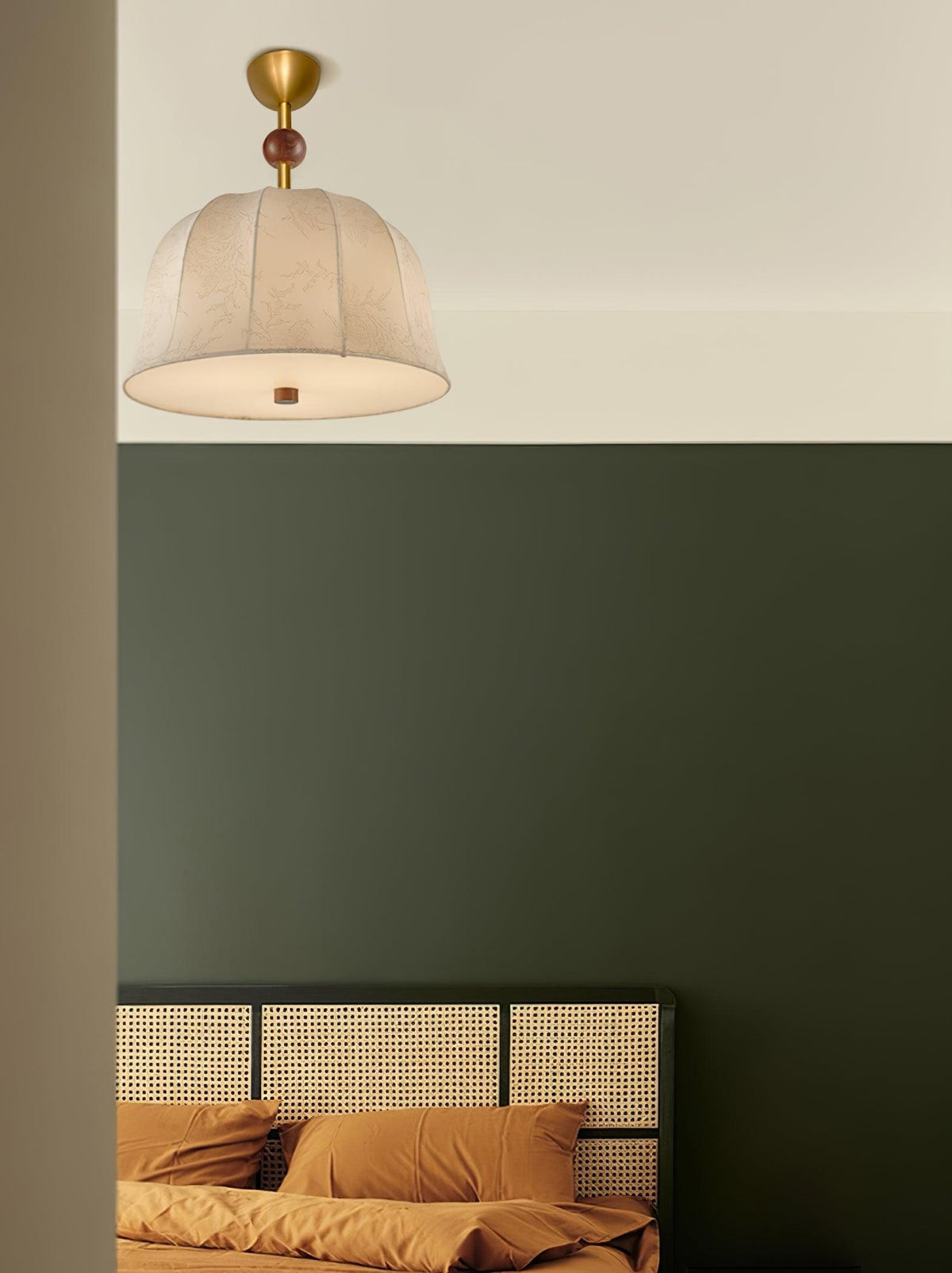 Lampada da soffitto in tessuto, metallo e legno per interni eleganti dal calore accogliente
