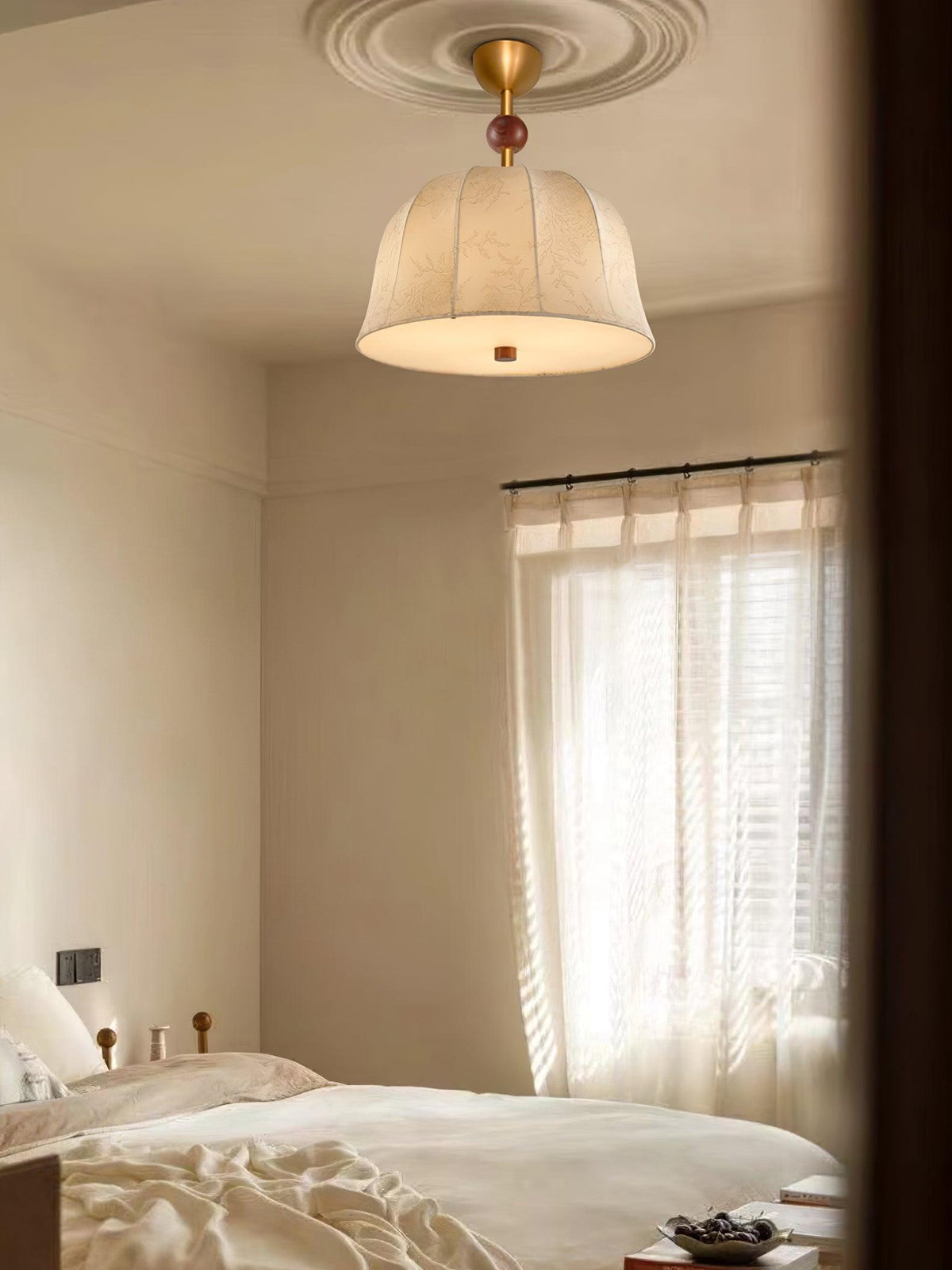 Lampada da soffitto in tessuto, metallo e legno per interni eleganti dal calore accogliente