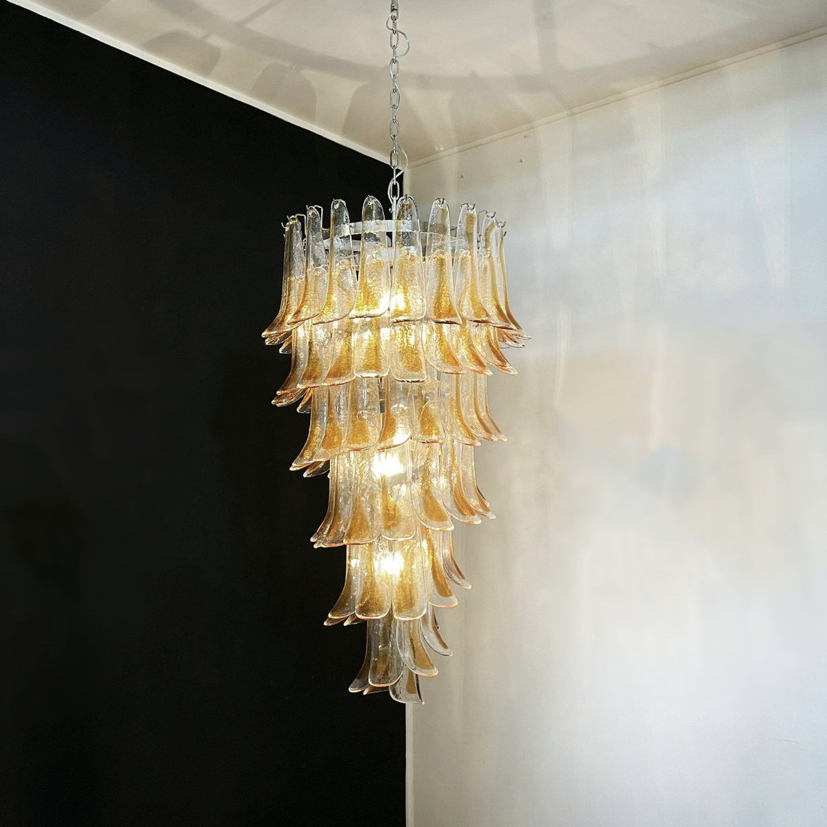 Eirinira lampadario petali in vetro di Murano dorato a Cascata Stratificata