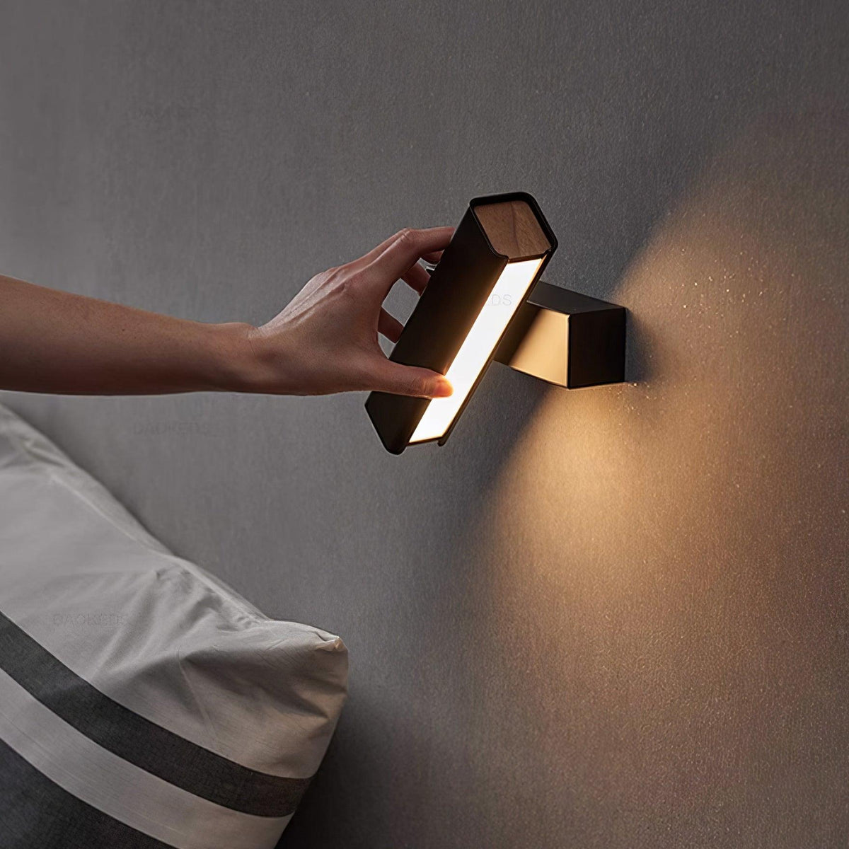 Lampada da parete regolabile in alluminio per camera da letto e soggiorno