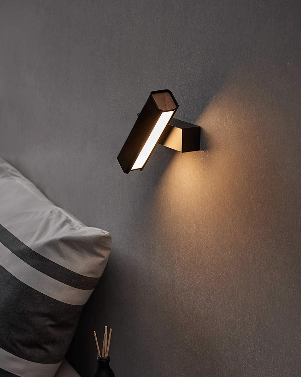 Lampada da parete regolabile in alluminio per camera da letto e soggiorno