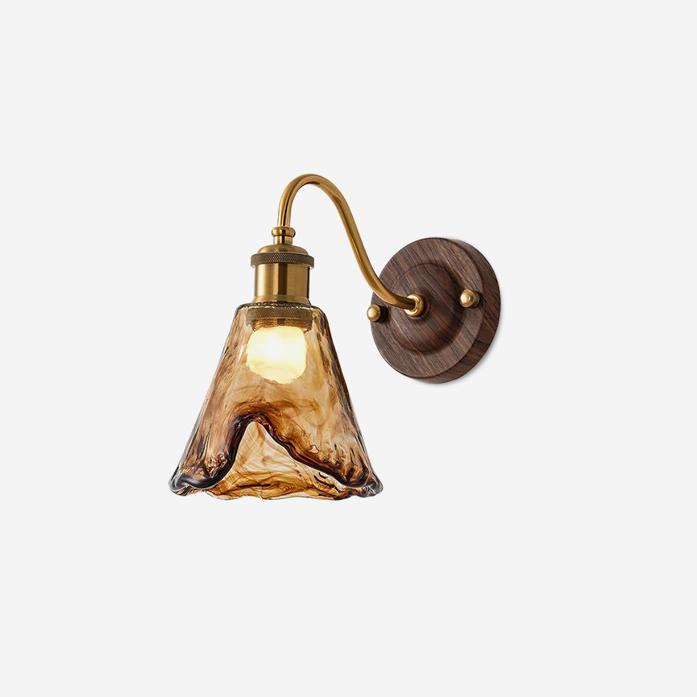 Nalia lampada da parete in vetro ambra e Base Effetto Noce con Accenti Oro vintage