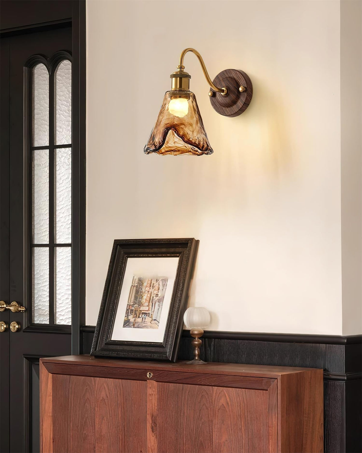 Nalia lampada da parete in vetro ambra e Base Effetto Noce con Accenti Oro vintage