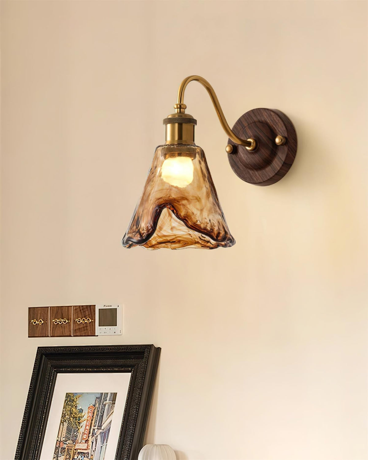 Nalia lampada da parete in vetro ambra e Base Effetto Noce con Accenti Oro vintage