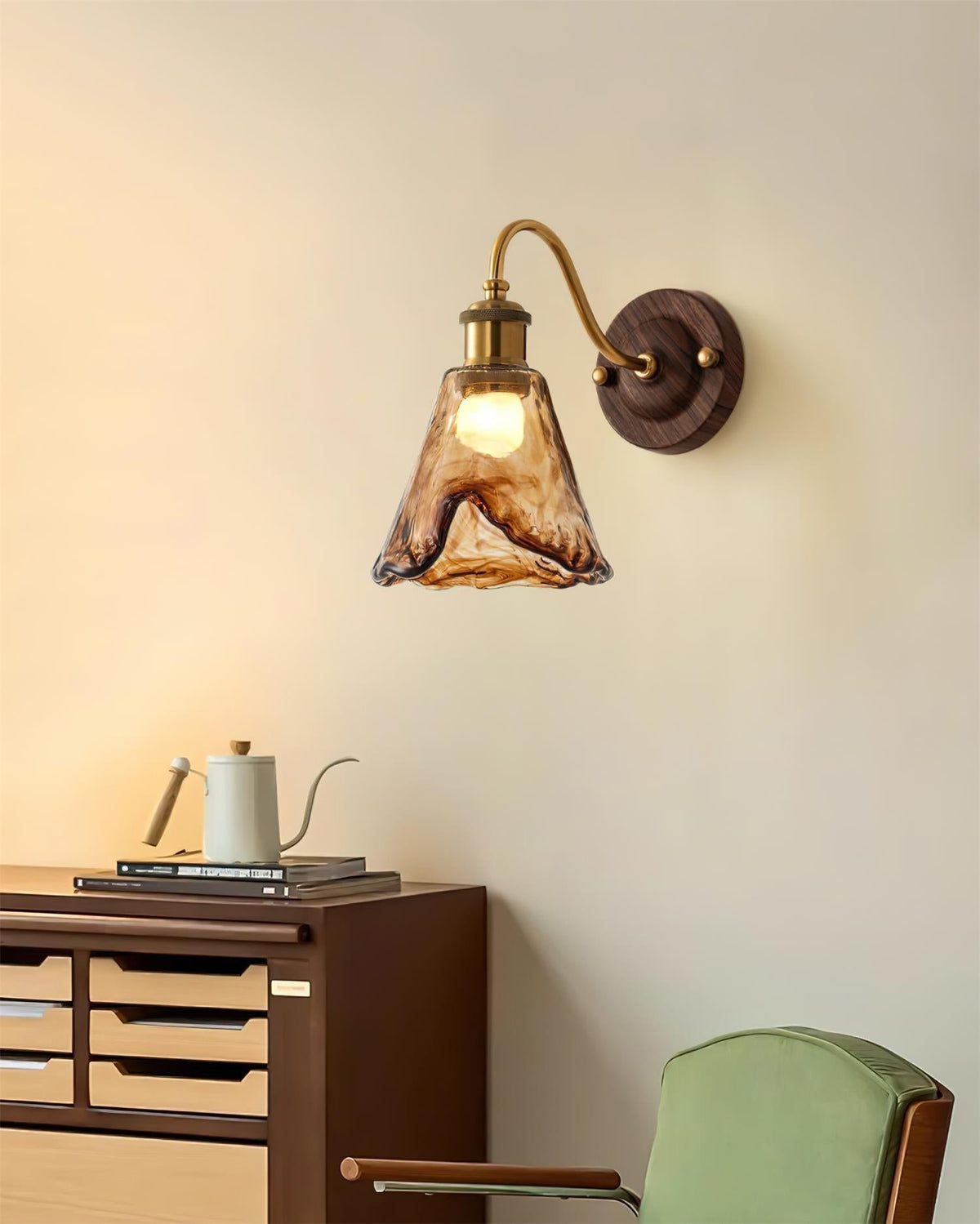 Nalia lampada da parete in vetro ambra e Base Effetto Noce con Accenti Oro vintage