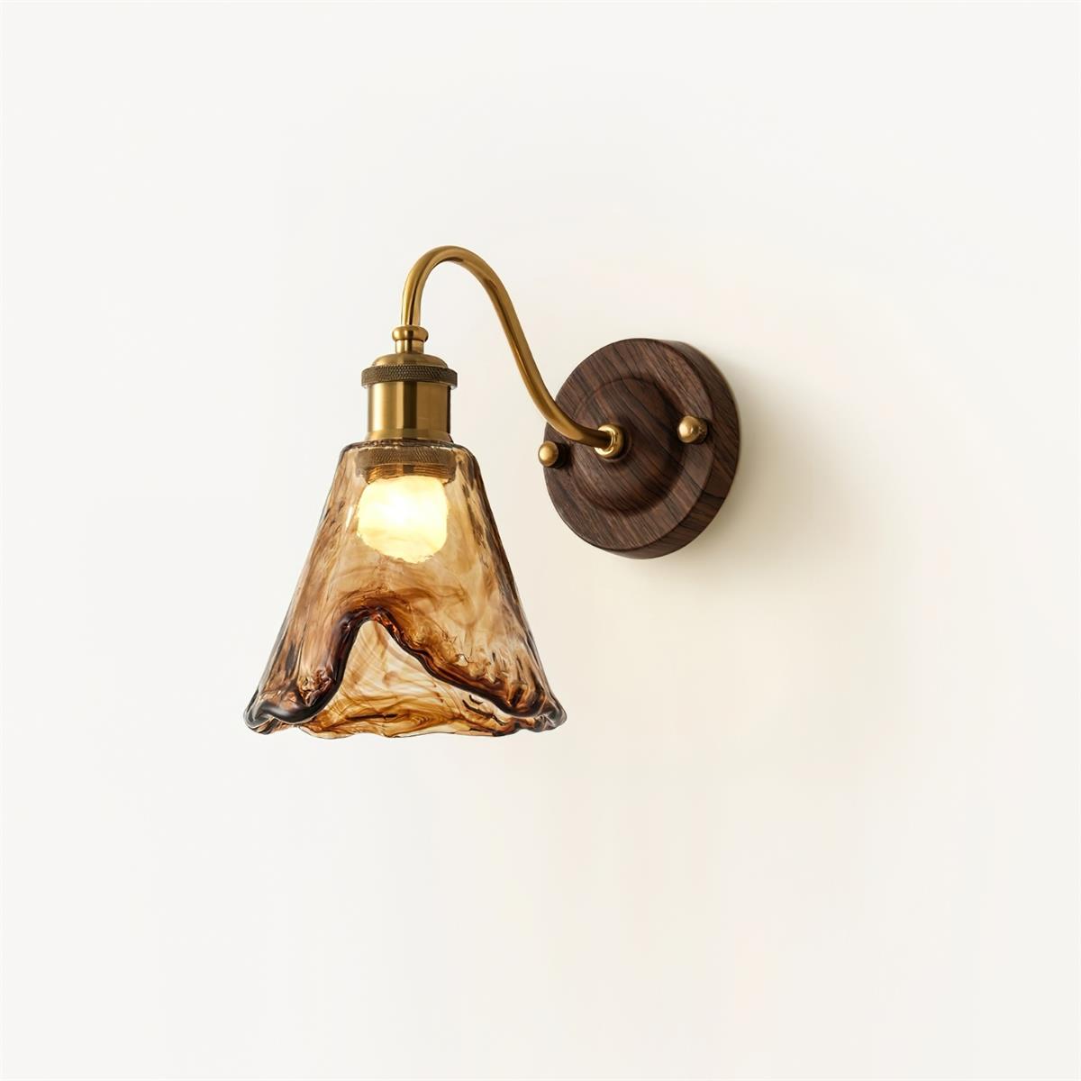 Nalia lampada da parete in vetro ambra e Base Effetto Noce con Accenti Oro vintage