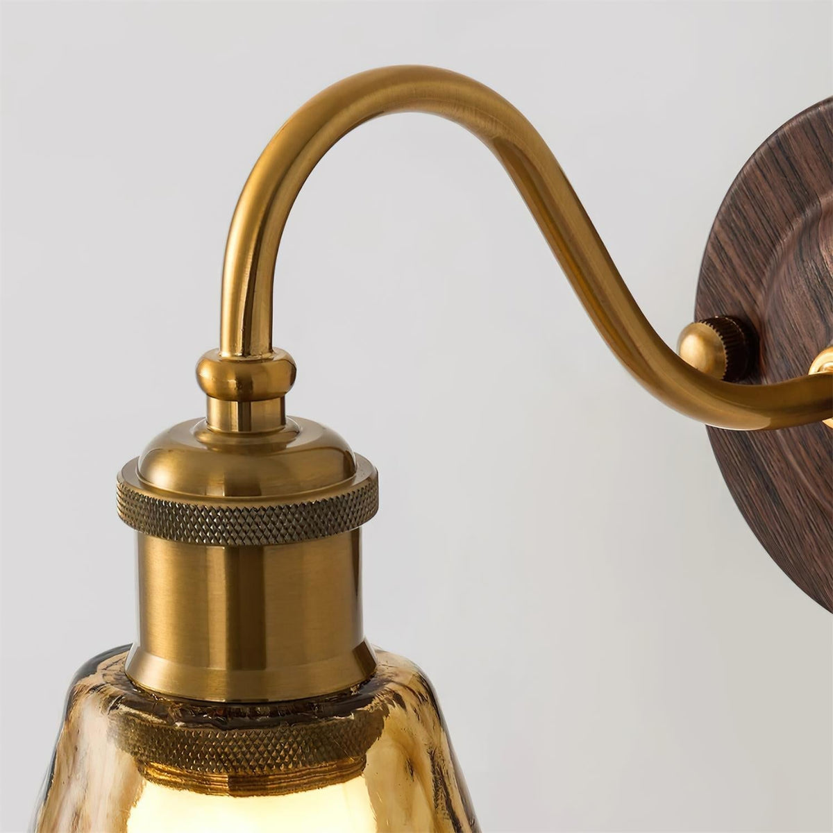 Nalia lampada da parete in vetro ambra e Base Effetto Noce con Accenti Oro vintage