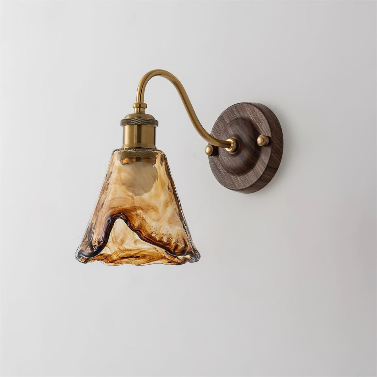 Nalia lampada da parete in vetro ambra e Base Effetto Noce con Accenti Oro vintage