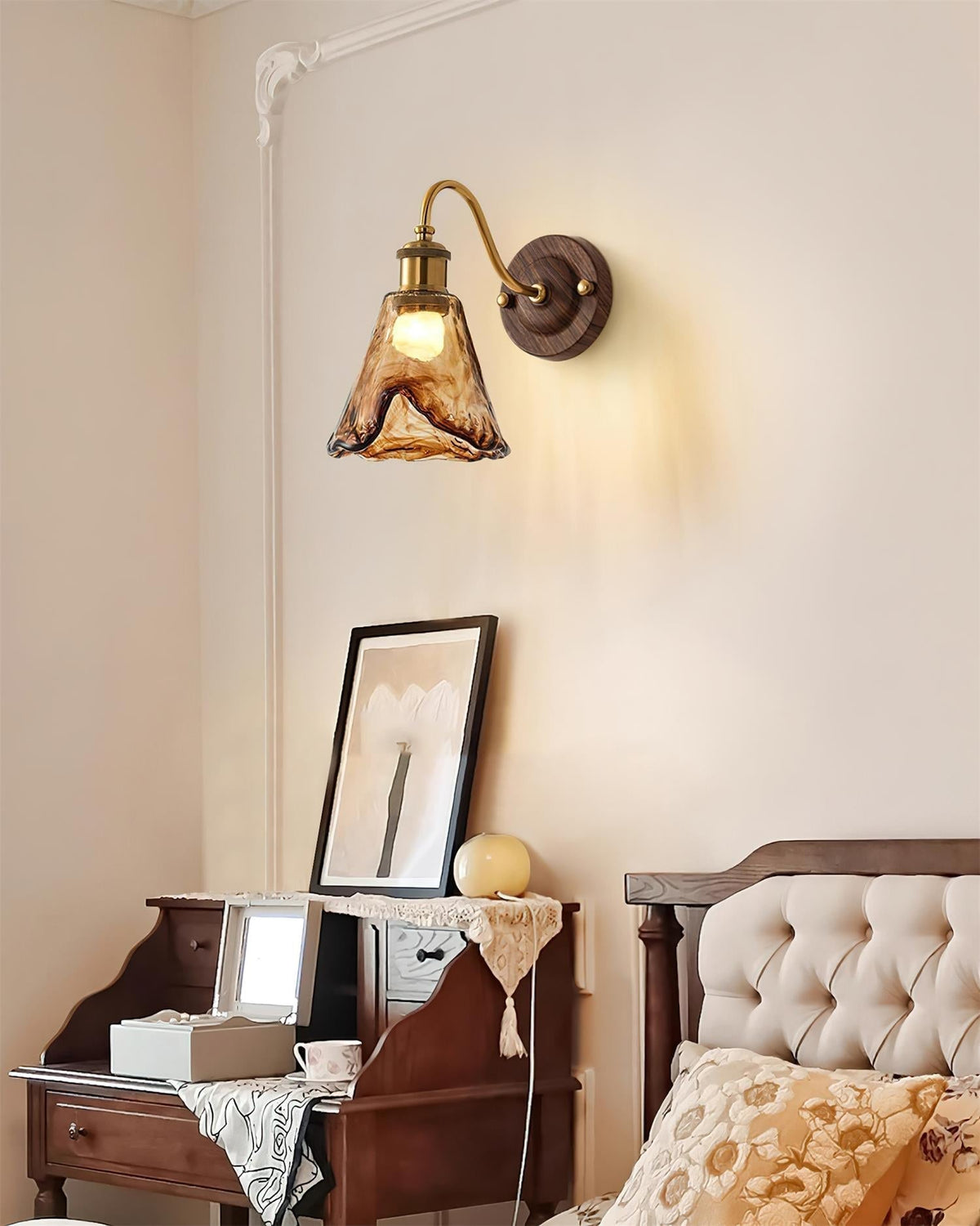 Nalia lampada da parete in vetro ambra e Base Effetto Noce con Accenti Oro vintage