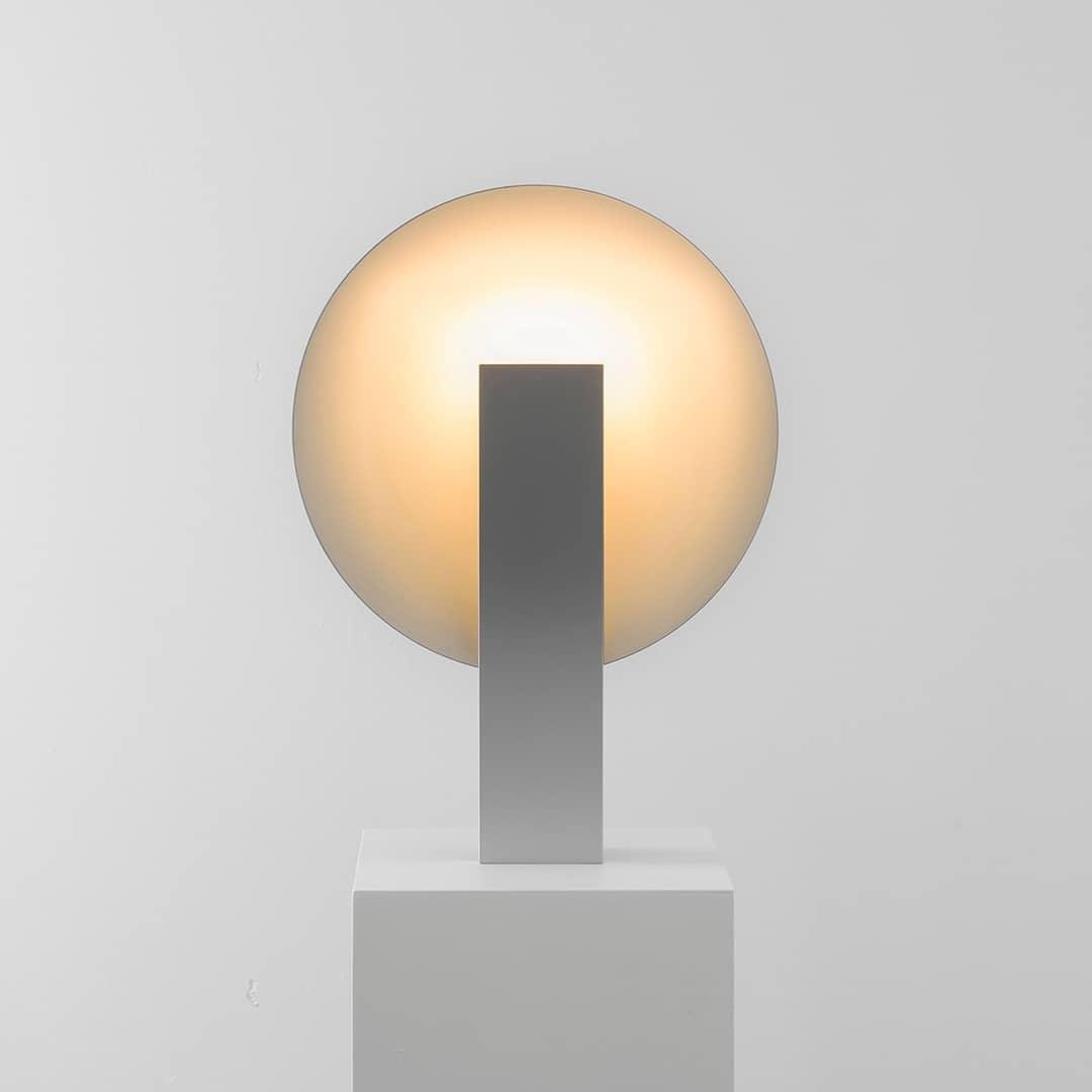 Cis lampada da tavolo minimalista