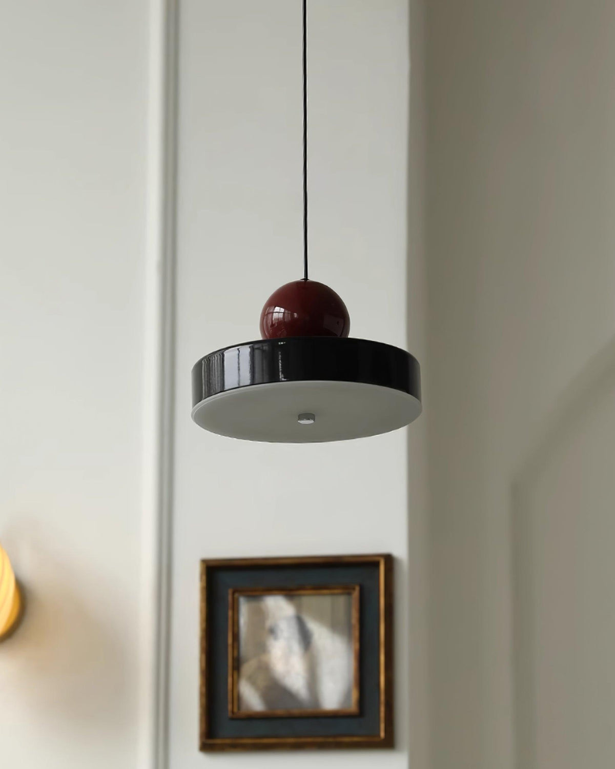 Lampada a sospensione Corpo in metallo, paralume sferico rosso, design moderno retro