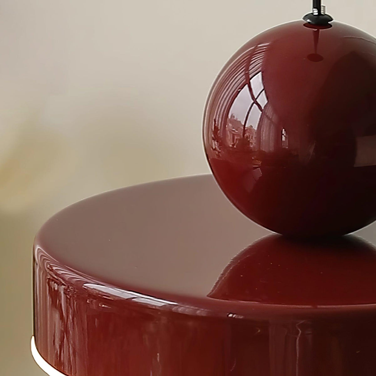 Lampada a sospensione Corpo in metallo, paralume sferico rosso, design moderno retro