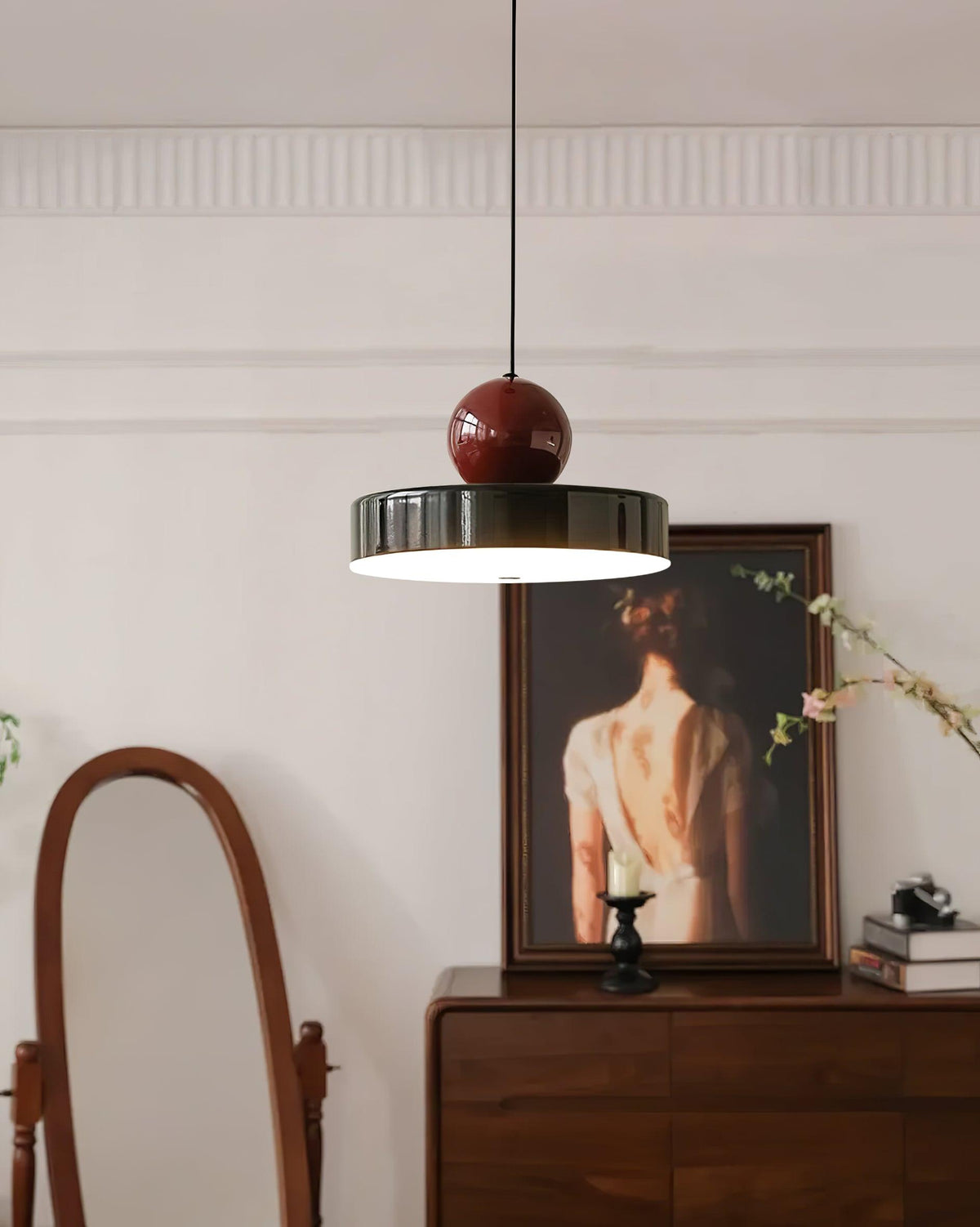 Lampada a sospensione Corpo in metallo, paralume sferico rosso, design moderno retro