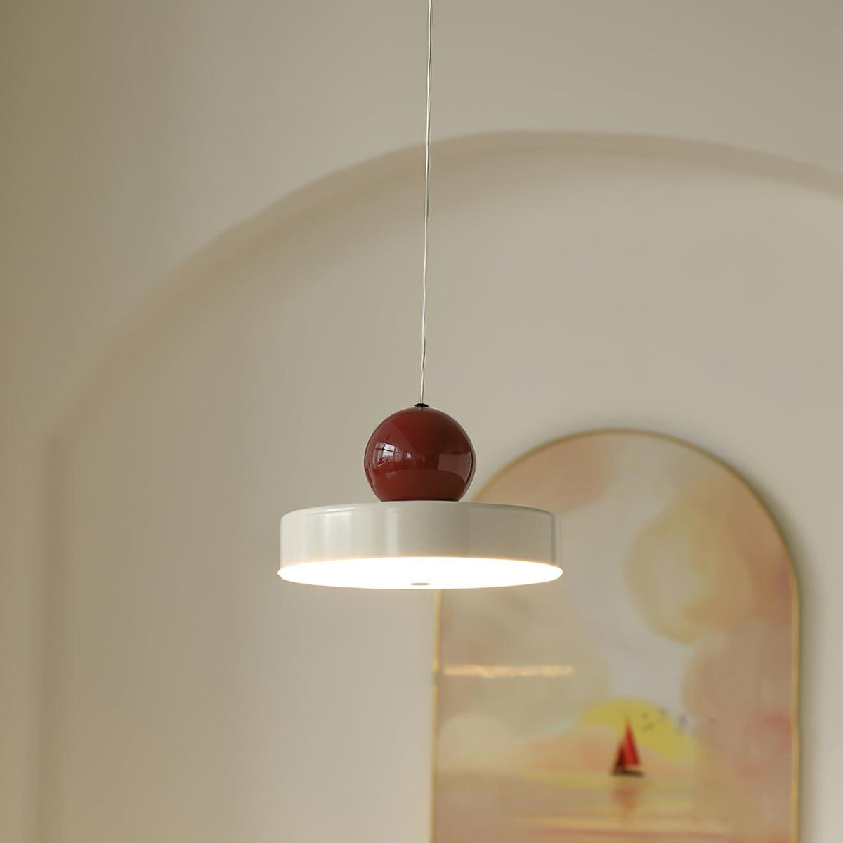 Lampada a sospensione Corpo in metallo, paralume sferico rosso, design moderno retro