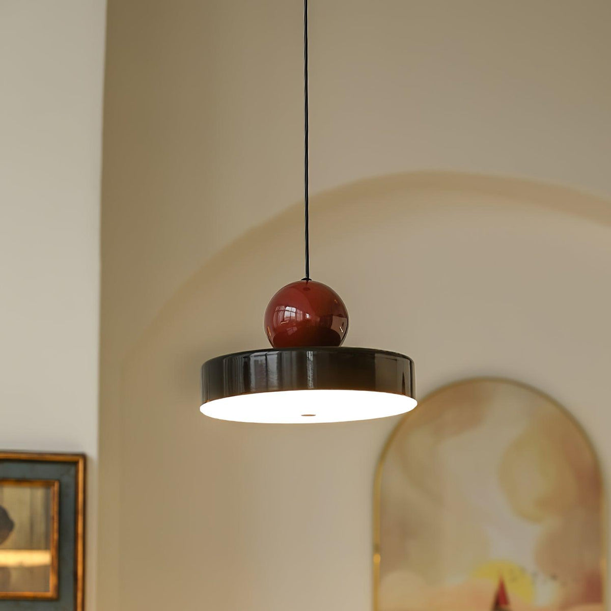 Lampada a sospensione Corpo in metallo, paralume sferico rosso, design moderno retro