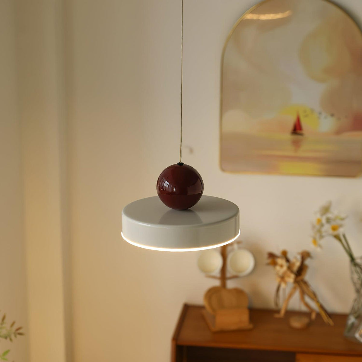 Lampada a sospensione Corpo in metallo, paralume sferico rosso, design moderno retro