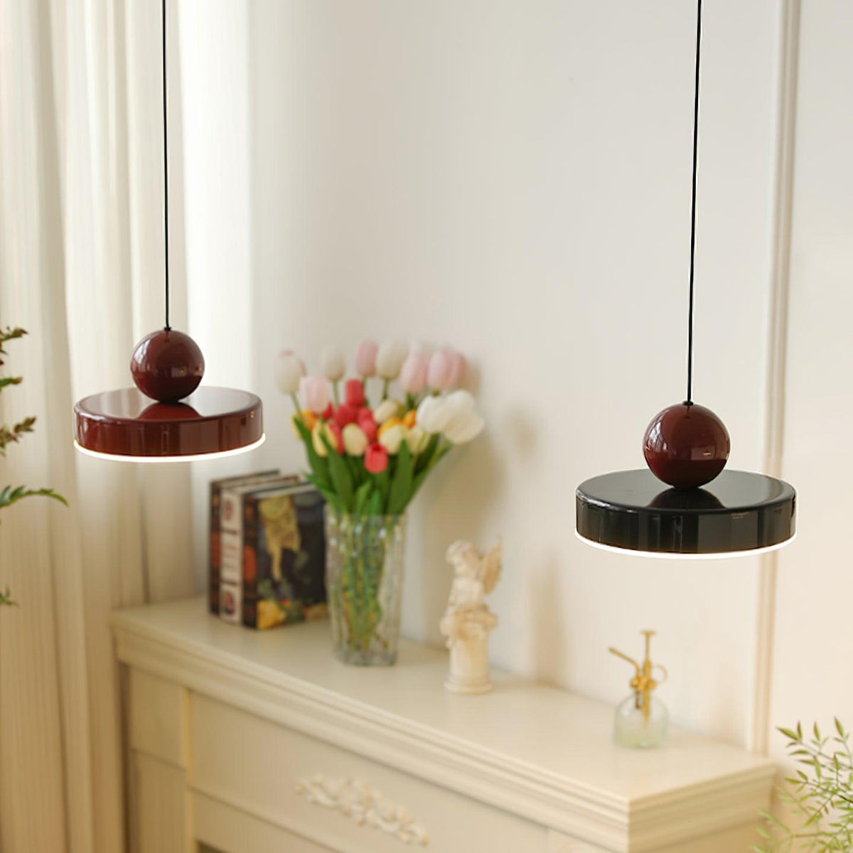 Lampada a sospensione Corpo in metallo, paralume sferico rosso, design moderno retro