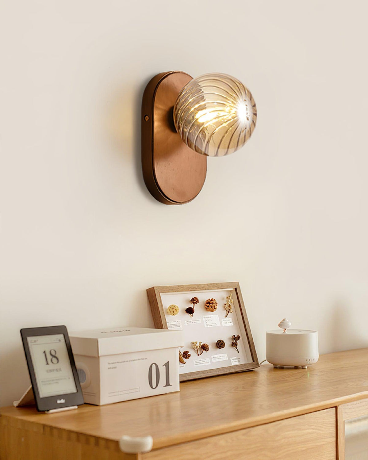 Lampada da parete Corpo in legno sfera ambra Noce Accento moderno in vetro