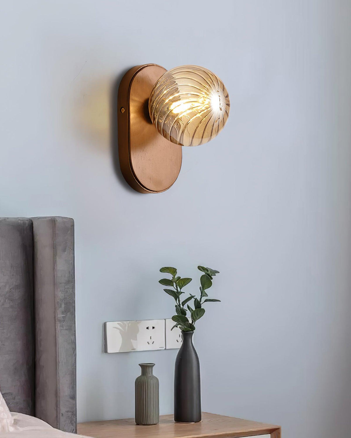 Lampada da parete Corpo in legno sfera ambra Noce Accento moderno in vetro