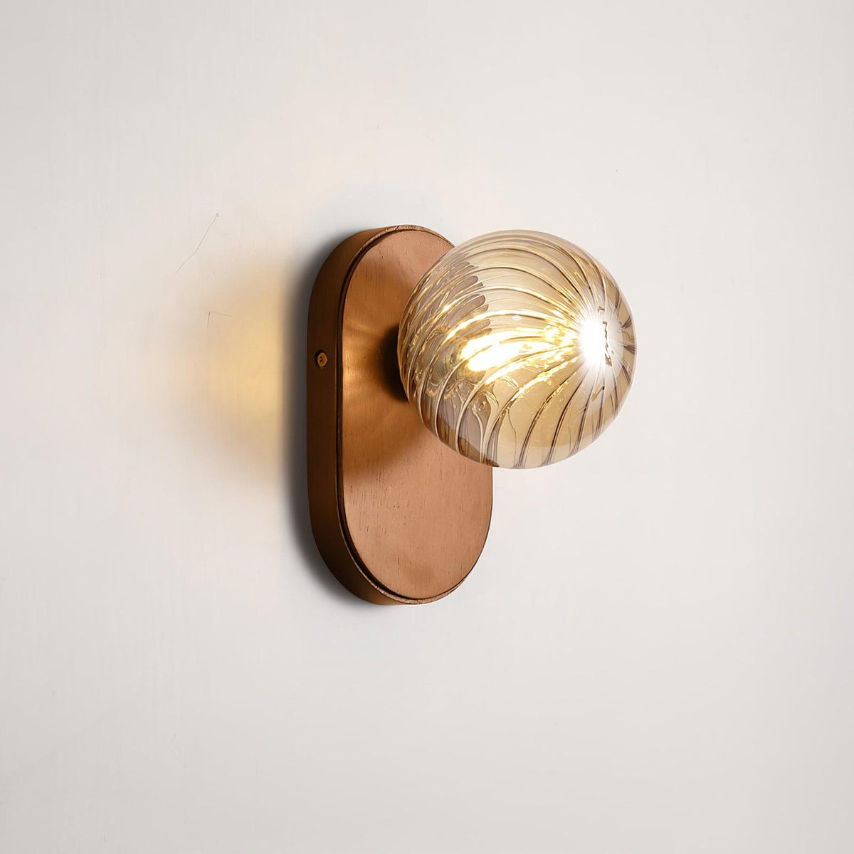 Lampada da parete Corpo in legno sfera ambra Noce Accento moderno in vetro