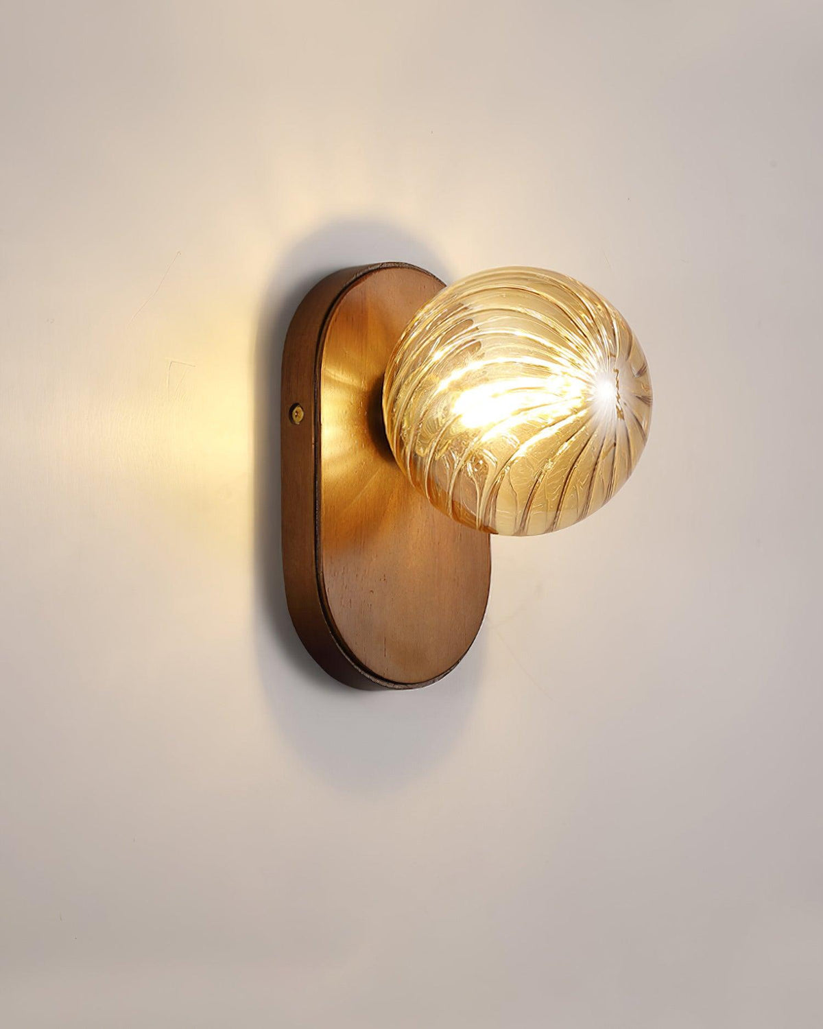 Lampada da parete Corpo in legno sfera ambra Noce Accento moderno in vetro